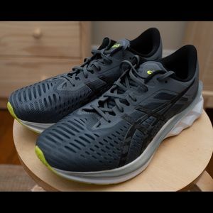 Asics Novablasts - Grey, Sz 9